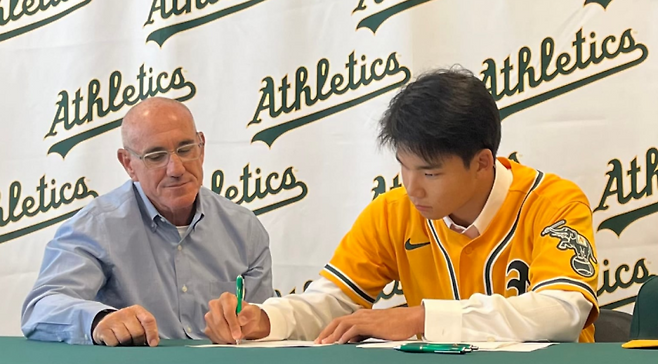 미국 메이저리그(MLB) 오클랜드 애슬레틱스 산하 마이너리그에서 뛰는 좌투우타 2루수인 모리이 쇼타로(오른쪽). 오클랜드 애슬레틱스