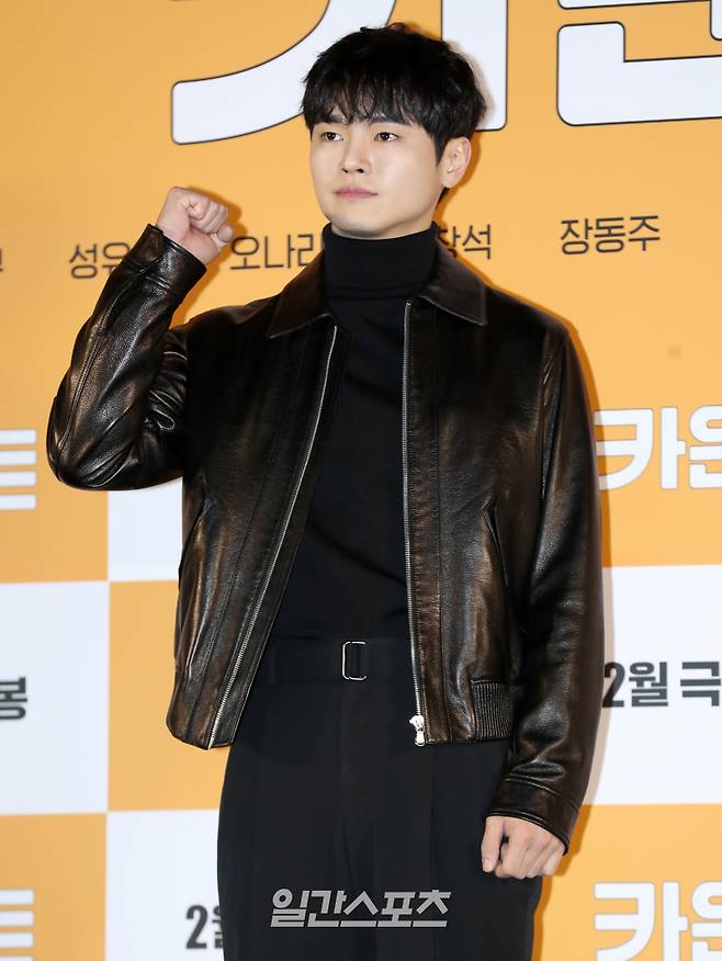 배우 장동주가 30일 오전 서울 용산구 CGV용산아이파크몰에서 진행된 영화 ‘카운트’ 제작보고회에 참석해 포토타임을 갖고 있다. 영화 '카운트(권혁재 감독)'는 금메달리스트 출신, 한번 물면 절대 놓지 않는 마이웨이 선생 '시헌'(진선규)이 오합지졸 핵아싸 제자들을 만나 세상을 향해 유쾌한 한 방을 날리는 이야기를 그린 영화다. 오는 2월 개봉 예정이다. 서병수 기자 qudtn@edaily.co.kr /2023.01.30.