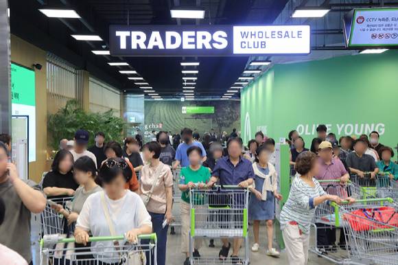 트레이더스 구월점이 입장하려는 소비자들로 북적이고 있다. [사진=이마트]
