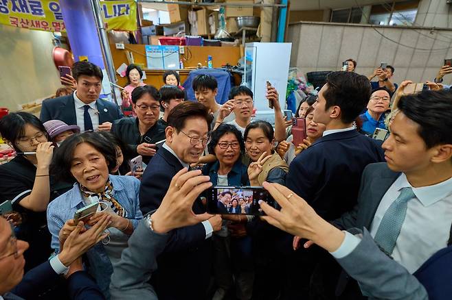 이재명 대통령이 13일 울산 남목마성시장 방문해 시민들과 기념촬영을 하고 있다. [사진 청와대]