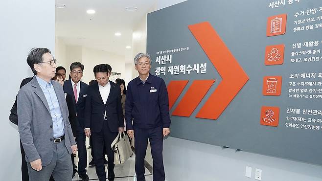 다케우치 신기 구마모토현 부지사(왼쪽)가 서산시 광역 자원회수시설을 방문해 유청 자원순환과장의 안내로 시설 현황을 둘러보고 있다. 사진 서산시