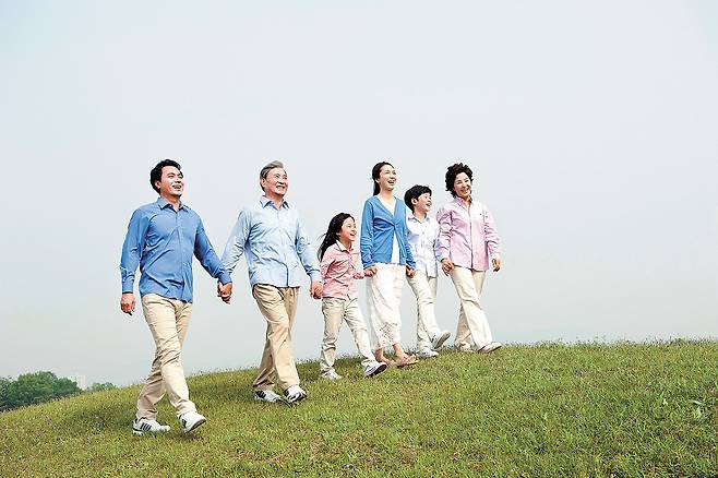 봄철 야외 활동을 즐길 때는 식중독·음주·낙상 위험을 주의해야 한다.