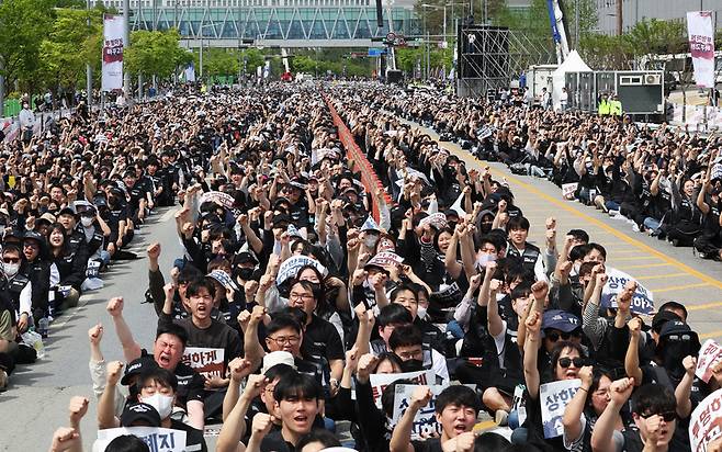 ▲ 지난달 23일 경기도 평택시 삼성전자 평택캠퍼스 앞에서 열린 삼성전자 노동조합 공동투쟁본부의 ‘투명하게 바꾸고, 상한폐지 실현하자-4/23 투쟁 결의대회’에서 조합원들이 구호를 외치고 있다. 연합뉴스 자료사진