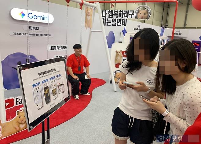 15일 서울 성수동 에스팩토리에서 열린 '유튜브 팬페스트 코리아 2026' 팝업 내 '햄찌의 놀이터' 부스에서 관람객들이 체험 프로그램에 참여하고 있다. / 사진=홍민성 기자