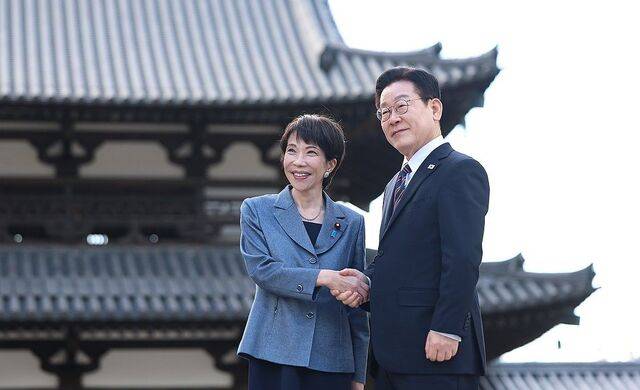 이재명 대통령과 다카이치 사나에 일본 총리가 지난 1월 14일 일본 나라현 대표 문화유적지인 호류지(법륭사)에서 기념촬영을 하고 있다.  연합뉴스