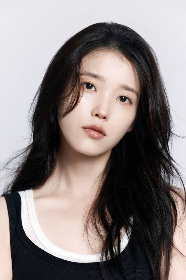 가수 겸 배우 아이유. 이담엔터테인먼트 제공