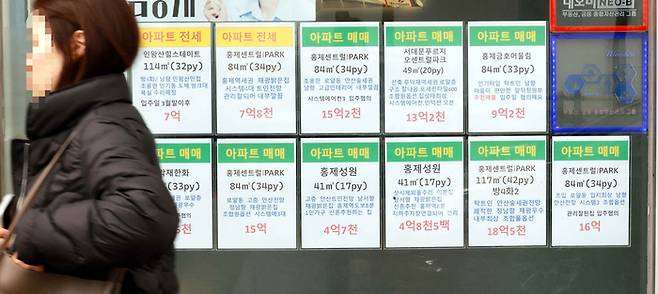 아파트 전세 매물이 40% 줄어들며 서울 전세난 우려가 커지고 있다. 사진은 서울 서대문구 한 부동산 중개업소에 전세 물건 구하는 안내문이 붙어 있는 모습. [김재훈 기자]