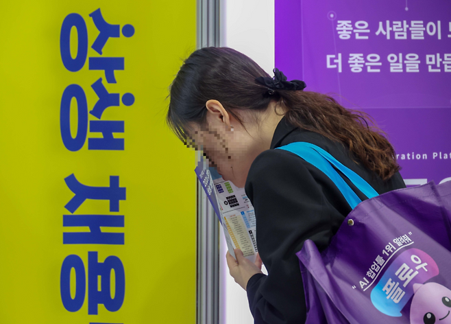 서울 서초구 양재 aT센터에서 열린 ‘2026 대한민국 상생 채용박람회’에서 한 구직자가 부스를 둘러보고 있다. [한주형 기자]