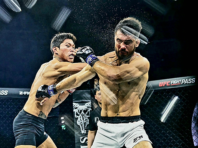 초대 블랙컴뱃 웰터급 챔피언 최준서가 2026년 5월 서울올림픽핸드볼경기장 Z-Fight Night 04 메인카드 제5경기에서 UFC 4경기 조시 마이클 퀸란을 공격하고 있다. ‘코리안 좀비’ 정찬성 대표의 ZFN은 UFC Fight Pass를 통해 중남미 제외 글로벌 생중계된다. 사진=MCP ECC
