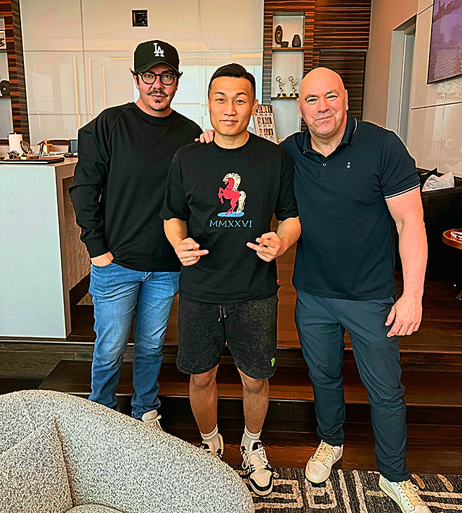 2026년 5월 UFC 본사 역할을 하는 미국 네바다주 엔터프라이즈의 퍼포먼스 인스티튜트에서 헌터 캠벨 UFC 최고비즈니스책임자, 정찬성 코리안좀비MMA 관장 겸 ZFN 대표, 데이나 화이트 UFC 회장 겸 최고경영자가 만났다. 사진@koreanzombiemma