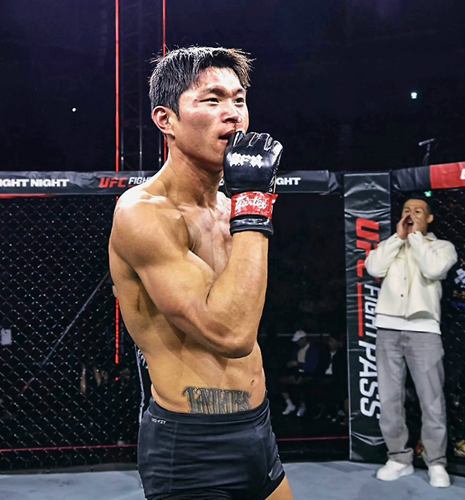 초대 블랙컴뱃 웰터급 챔피언 최준서가 2026년 5월 서울올림픽핸드볼경기장 Z-Fight Night 04 승리 세리머니를 하고 있다. 오른쪽은 함께 기뻐하는 코리안좀비MMA 정찬성 관장. 정찬성 대표의 ZFN은 UFC Fight Pass를 통해 중남미 제외 글로벌 생중계된다. 사진=MCP ECC