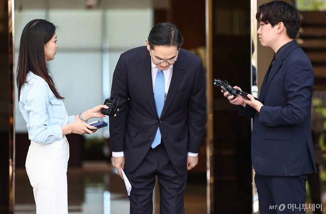 (서울=뉴스1) 김도우 기자 = 이재용 삼성전자 회장이 16일 일본 출장을 마치고 서울 강서구 서울김포비즈니스항공센터로 귀국하며 노조 파업에 대한 입장을 밝히던 중 고개숙여 사과하고 있다. 2026.5.16/뉴스1  Copyright (C) 뉴스1. All rights reserved. 무단 전재 및 재배포,  AI학습 이용 금지. /사진=(서울=뉴스1) 김도우 기자