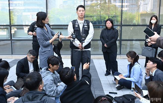 [수원=뉴시스] 김종택기자 = 최승호 초기업노조 삼성전자지부 위원장이 13일 경기 수원시 영통구 수원지방법원에서 열린 삼성전자 노조 위법 쟁의행위 금지 가처분 신청 2차 심문을 마친 뒤 취재진 질문에 답하고 있다. 2026.05.13. jtk@newsis.com /사진=김종택