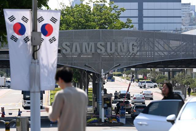 삼성전자 노조가 총파업 강행을 예고한 가운데 14일 경기 수원본사 정문 앞에 한 직원이 서 있다. 문호남 기자