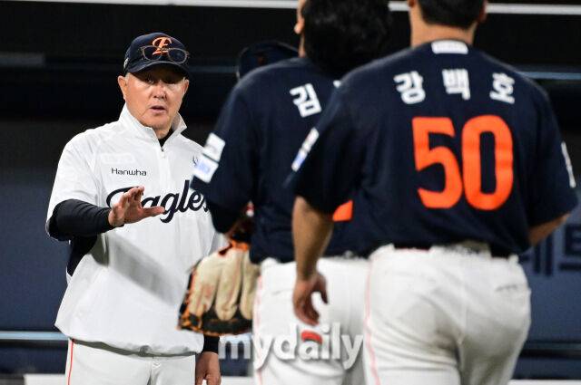 2026년 5월 15일 오후 경기도 수원KT위즈파크에서 열린 '2026 신한 SOL KBO리그' 한화 이글스와 KT 위즈의 경기. 한화 김경문 감독이 5-3으로 승리한 뒤 기뻐하고 있다./수원 = 유진형 기자