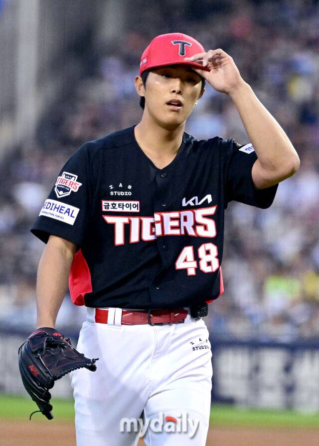 2026년 4월 17일 오후 서울 잠실구장에서 열린 '2026 신한 SOL KBO리그' KIA 타이거즈와 두산 베어스의 경기. KIA 선발투수 이의리가 5이닝 무실점 투구를 한 뒤 더그아웃으로 들어가고 있다./마이데일리