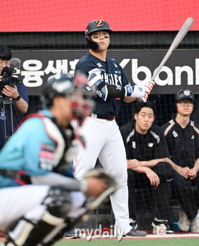 2026년 5월 15일 오후 경기도 수원KT위즈파크에서 열린 '2026 신한 SOL KBO리그' 한화 이글스와 KT 위즈의 경기. 한화 강백호가 1회초 2사 후 대기 타석에 들어서고 있다./마이데일리
