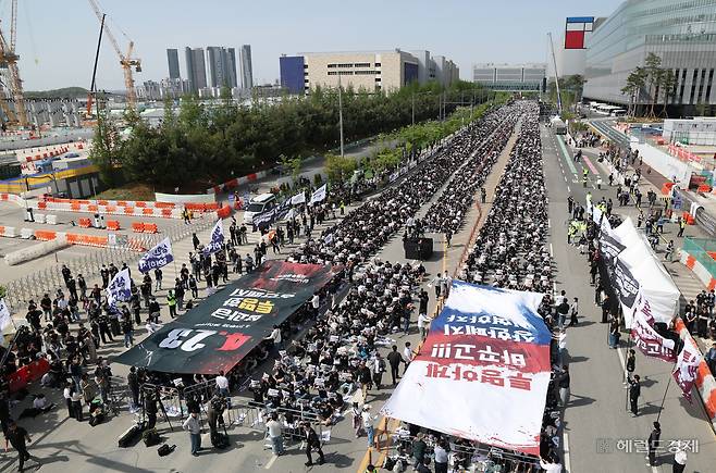 지난달 23일 경기 평택시 삼성전자 평택 사업장 앞에서 삼성전자노동조합 공동투쟁본부 주최로 열린 4·23 투쟁 결의대회에서 참가자들이 구호를 외치고 있다. 평택=윤창빈 기자