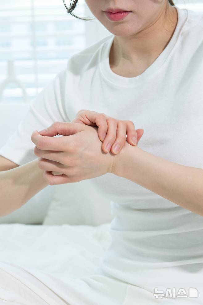 [서울=뉴시스] 특정 손가락이나 발가락만 저리거나, 가만히 있을 때보다 밤에 증상이 심해지는 경우, 찌릿찌릿하거나 타는 듯한 통증이 동반되는 경우는 말초신경 이상을 의심해볼 필요가 있다. (사진= 유토이미지 제공)