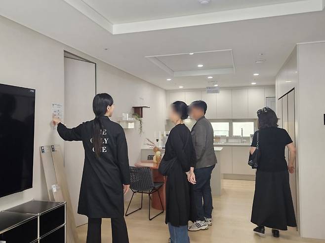 [서울=뉴시스] 방문객들이 59A 타입 유닛을 둘러보고 있다. *재판매 및 DB 금지