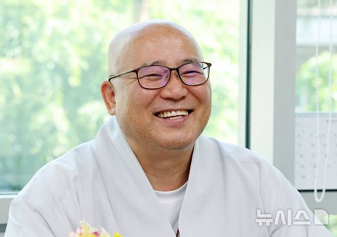[서울=뉴시스] 배훈식 기자 = 조계종 문화부장 성원스님이 13일 오전 서울 종로구 한국불교역사문화기념관에서 뉴시스와 인터뷰하고 있다. 2026.05.13. dahora83@newsis.com