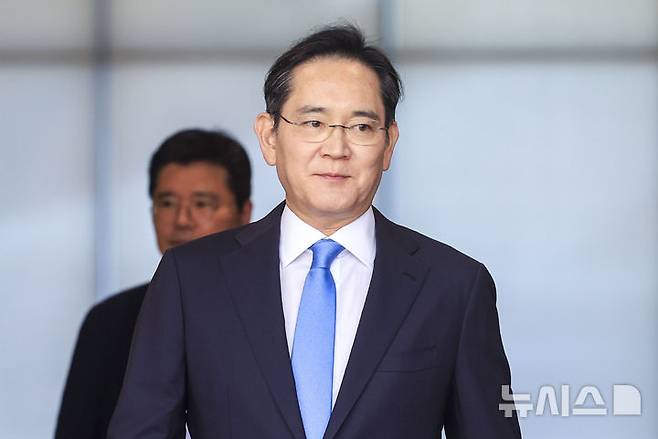 [서울=뉴시스] 정병혁 기자 = 이재용 삼성전자 회장이 16일 서울 강서구 김포국제공항 비즈니스센터로 귀국하고 있다. 2026.05.16. jhope@newsis.com