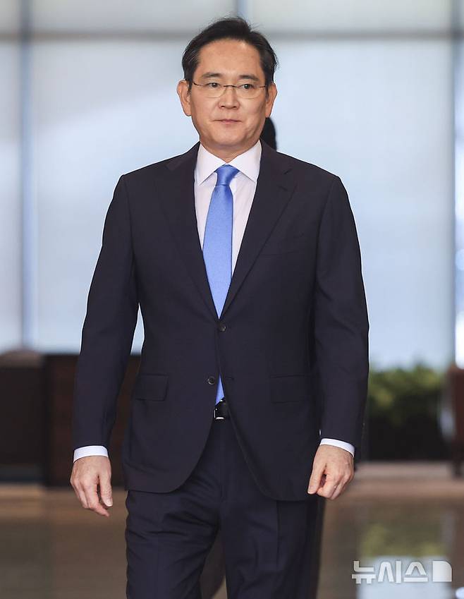 [서울=뉴시스] 정병혁 기자 = 이재용 삼성전자 회장이 16일 서울 강서구 김포국제공항 비즈니스센터로 귀국하고 있다. 2026.05.16. jhope@newsis.com