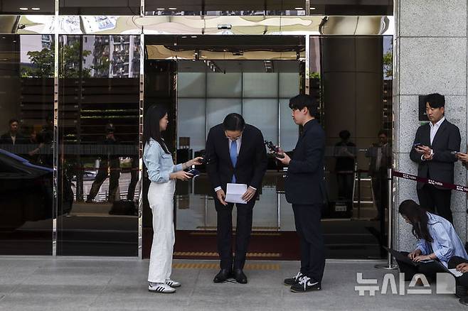 [서울=뉴시스] 정병혁 기자 = 이재용 삼성전자 회장이 16일 서울 강서구 김포국제공항 비즈니스센터로 귀국하며 취재진 앞에서 총파업이 예고된 노사 현안과 관련해 입장을 밝히며 머리를 숙이고 있다. 2026.05.16. jhope@newsis.com