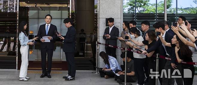 [서울=뉴시스] 정병혁 기자 = 이재용 삼성전자 회장이 16일 서울 강서구 김포국제공항 비즈니스센터로 귀국하며 취재진 앞에서 총파업이 예고된 노사 현안과 관련해 입장을 밝히며 머리를 숙이고 있다. 2026.05.16. jhope@newsis.com