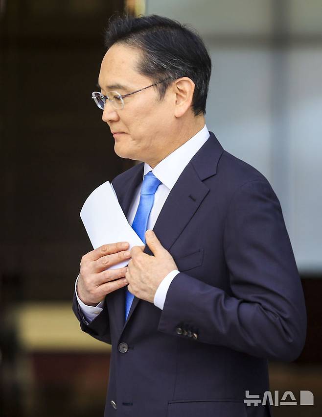[서울=뉴시스] 정병혁 기자 = 이재용 삼성전자 회장이 16일 서울 강서구 김포국제공항 비즈니스센터로 귀국해 차량으로 이동하고 있다. 2026.05.16. jhope@newsis.com