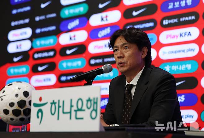 [서울=뉴시스] 김명년 기자 = 홍명보 대한민국 축구 국가대표팀 감독이 16일 오후 서울 종로구 KT 광화문 빌딩 웨스트에서 열린 2026 FIFA 북중미 월드컵 최종 명단 발표 기자회견에서 발언하고 있다. 2026.05.16. kmn@newsis.com