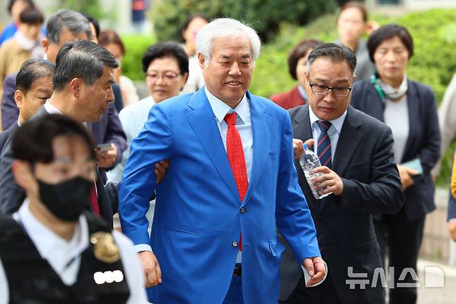 [서울=뉴시스] 황준선 기자 = 서울서부지법 난동 사태 배후로 지목돼 구속됐다가 지병을 이유로 보석 석방된 전광훈 사랑제일교회 목사가 16일 5주 연속 광화문 집회에 참석했다. (사진=뉴시스DB) 2026.05.16. hwang@newsis.com