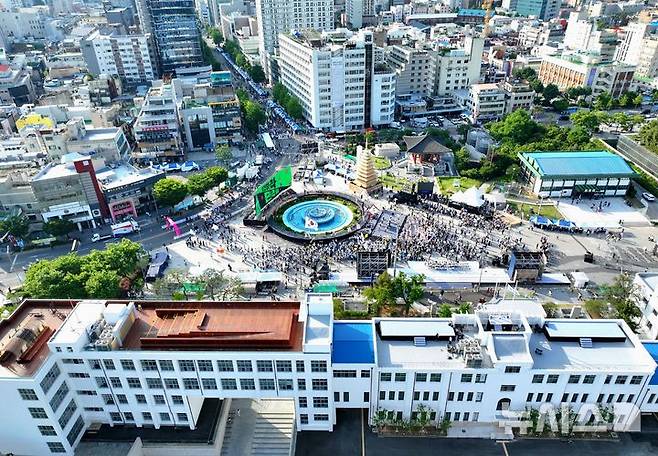 [광주=뉴시스] 이영주 기자 = 5·18민주화운동 46주기를 이틀 앞둔 16일 오후 광주 동구 5·18민주광장에서 5·18민중항쟁기념행사위원회의 민주의밤 사전행사가 열리고 있다. 2026.05.16. leeyj2578@newsis.com