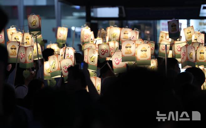 [서울=뉴시스] 김명년 기자 = 부처님오신날을 앞둔 16일 오후 서울 종로 일대에서 연등행렬이 이어지고 있다. 2026.05.16. kmn@newsis.com