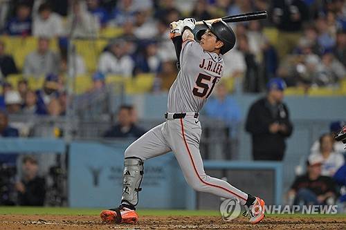 타구 날리는 이정후 [AFP=연합뉴스]