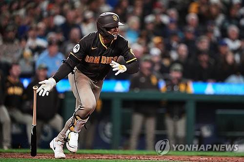 이 악물고 뛰는 송성문 [AP=연합뉴스]