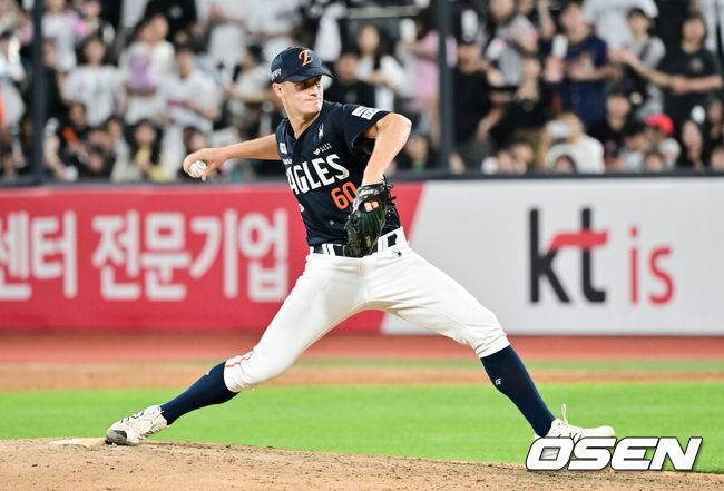 [OSEN=수원, 박준형 기자] 15일 오후 수원KT위즈파크에서 2026 신한 SOL KBO 리그 KT 위즈와 한화 이글스의 경기가 진행됐다.이날 경기에서 KT는 고영표를, 한화는 왕옌청을 선발투수로 내세웠다.9회말 한화 마무리 투수 쿠싱이 역투하고 있다.   2026.05.15 / soul1014@osen.co.kr