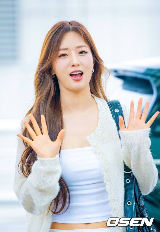 [OSEN=인천공항, 민경훈 기자] 그룹 에이핑크가 10일 해외 일정에 참석하기 위해 인천국제공항을 통해 출국했다.에이핑크는 대만 가오슝에서 열리는 ‘2026 Apink 8th CONCERT 'The Origin : APINK' ASIA TOUR in Kaohsiung’에 참석할 예정이다.에이핑크 윤보미가 출국장으로 향하고 있다. 2026.04.10&nbsp;/ rumi@osen.co.kr