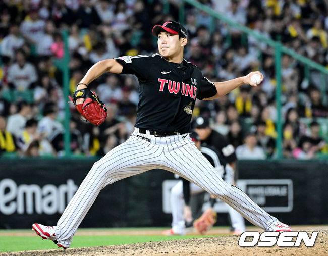 [OSEN=인천, 최규한 기자] 15일 인천 SSG랜더스필드에서 ‘2026 신한 SOL Bank KBO리그’ SSG 랜더스와 LG 트윈스의 경기가 열렸다.홈팀 SSG는 히라모토 긴지로, 방문팀 LG는 요니 치리노스를 선발로 내세웠다.9회말 마운드에 오른 LG 손주영이 힘차게 공을 뿌리고 있다. 2026.05.15 / dreamer@osen.co.kr