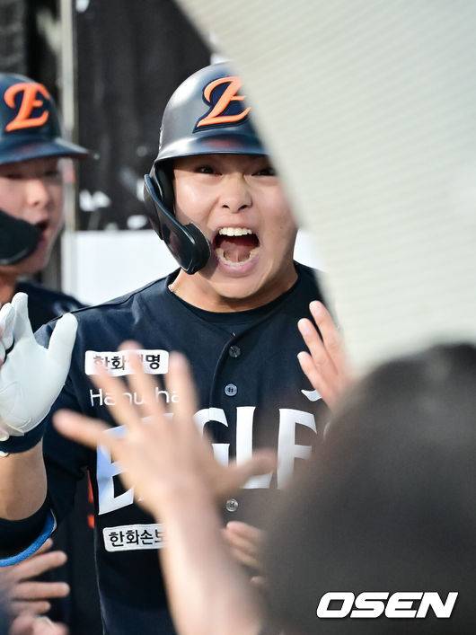 [OSEN=수원, 박준형 기자] 15일 오후 수원KT위즈파크에서 2026 신한 SOL KBO 리그 KT 위즈와 한화 이글스의 경기가 진행됐다.이날 경기에서 KT는 고영표를, 한화는 왕옌청을 선발투수로 내세웠다.4회초 역전 2점 홈런 날린 한화 문현빈이 환호하며 동료들의 축하를 받고 있다.  2026.05.15 / soul1014@osen.co.kr