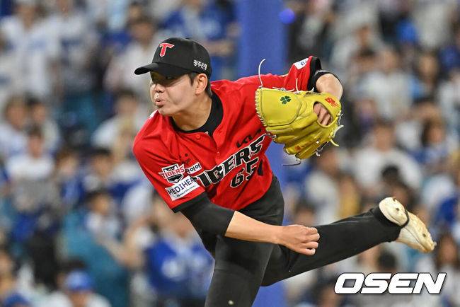 [OSEN=대구, 이석우 기자] 15일 대구삼성라이온즈파크에서 2026 신한 SOL KBO 리그 삼성 라이온즈와 KIA 타이거즈의 경기가 열렸다. 홈팀 삼성은 후라도가, 방문팀 KIA는 네일이 선발 출전했다. KIA 타이거즈 성영탁이 역투하고 있다. 2026.05.15 / foto0307@osen.co.kr