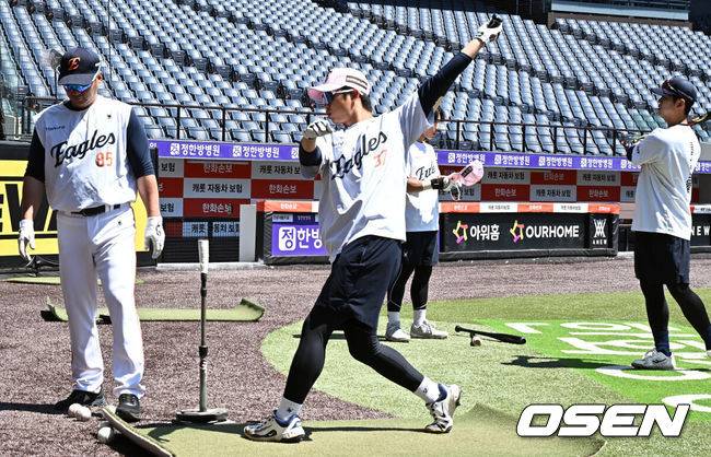 [OSEN=대전, 조은정 기자]9일 오후 대전 한화생명볼파크에서 2026 신한 SOL KBO리그 한화 이글스와 LG 트윈스의 경기가 열린다. 이날 한화는 왕옌청을 LG는 치리노스를 선발로 내세웠다. 한화 이원석이 타격 훈련을 하고 있다. 2026.05.09 /cej@osen.co.kr