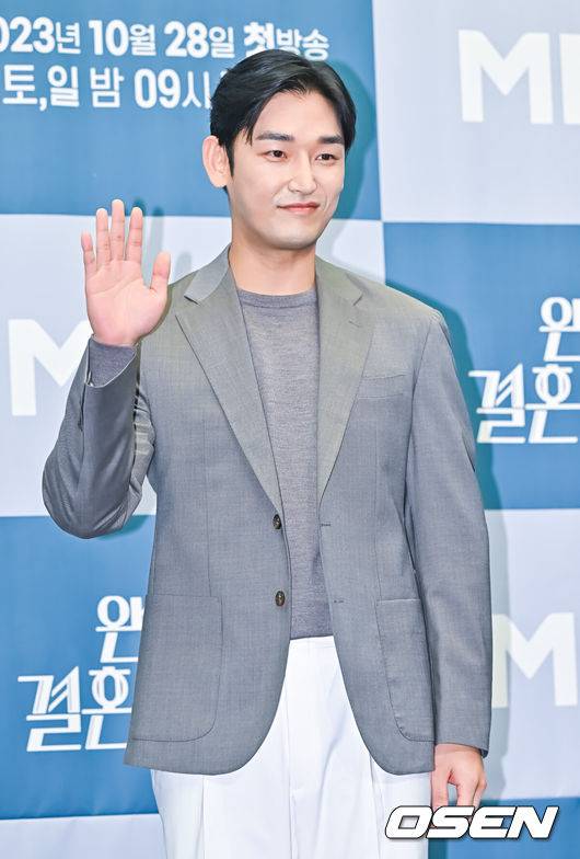 [OSEN=박준형 기자] 26일 오후 서울 상암동 스탠포드 호텔에서 종합편성채널 MBN 새 주말 미니시리즈 ‘완벽한 결혼의 정석’(극본 임서라 연출 오상원) 제작발표회가 진행됐다.드라마 '완벽한 결혼의 정석'은 남편과 가족들에게 배신 당한 후 과거로 돌아와 복수를 위해 계약 결혼을 제안한 여자 한이주와 그녀의 복수를 돕기 위해 계약 결혼을 받아들인 남자 서도국의 아찔한 운명 개척 회귀 로맨스 복수극이다. &nbsp;배우 강신효가 포즈를 취하고 있다.  2023.10.26  / soul1014@osen.co.kr