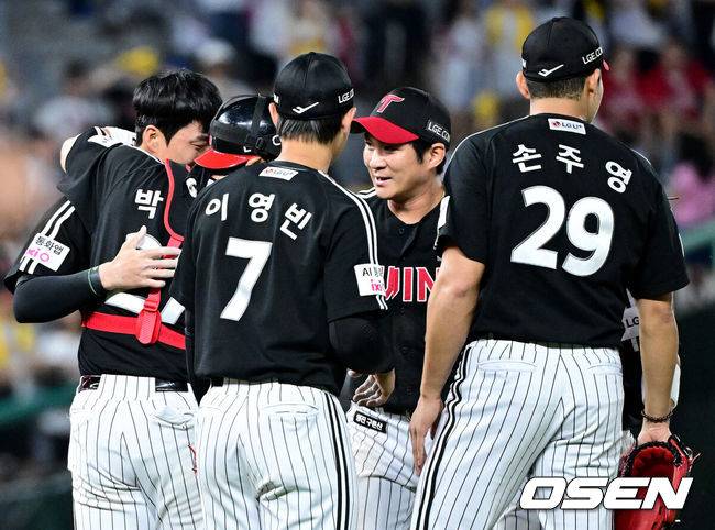 [OSEN=인천, 최규한 기자] 15일 인천 SSG랜더스필드에서 ‘2026 신한 SOL Bank KBO리그’ SSG 랜더스와 LG 트윈스의 경기가 열렸다.이날 경기는 접전 끝에 LG가 8-7 짜릿한 한 점 차 승리를 거뒀다.경기를 마치고 9회말 실책을 범한 LG 천성호가 동료 야수들과 인사를 나누고 있다. 2026.05.15 / dreamer@osen.co.kr