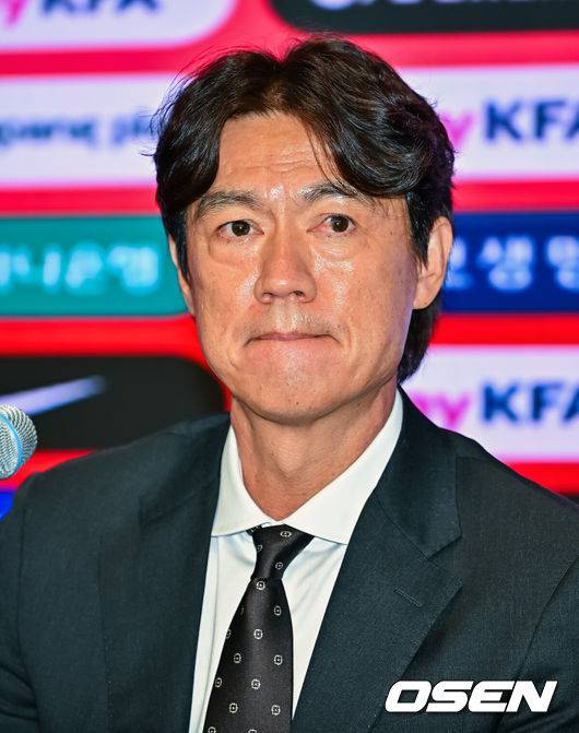 [OSEN=민경훈 기자] 북중미월드컵 국가대표팀 명단 발표 기자회견이 16일 서울 종로구 KT 광화문 빌딩 온마당에서 열렸다.이 자리에서 홍명보 감독이 이끄는 대한민국 축구 국가대표팀은 2026 국제축구연맹(FIFA) 북중미 월드컵 최종 명단 26인을 발표한다.홍명보 감독이 기자회견을 하고 있다. 2026.05.16 / rumi@osen.co.kr