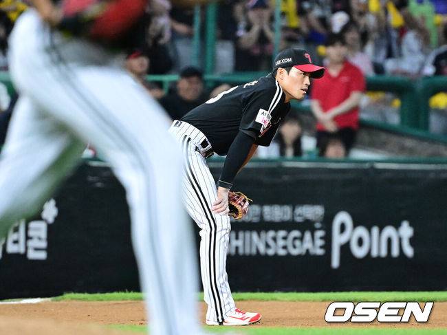 [OSEN=인천, 최규한 기자] 15일 인천 SSG랜더스필드에서 ‘2026 신한 SOL Bank KBO리그’ SSG 랜더스와 LG 트윈스의 경기가 열렸다.홈팀 SSG는 히라모토 긴지로, 방문팀 LG는 요니 치리노스를 선발로 내세웠다.9회말 무사 선두타자로 나선 SSG 안상현의 내야 땅볼 때 포구 실책을 범한 LG 3루수 천성호가 아쉬워하고 있다. 2026.05.15 / dreamer@osen.co.kr