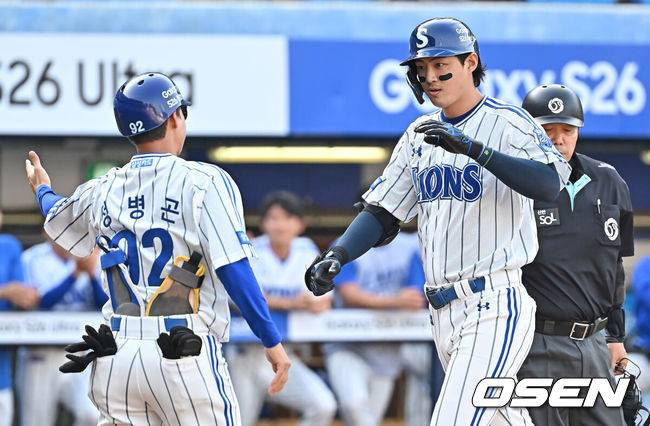 [OSEN=대구, 이석우 기자] 16일 대구삼성라이온즈파크에서 2026 신한 SOL KBO 리그 삼성 라이온즈와 KIA 타이거즈의 경기가 열렸다. 홈팀 삼성은 오러클린이, 방문팀 KIA는 이의리가 선발 출전했다. 삼성 라이온즈 구자욱이 1회말 2사 우월 솔로 홈런을 치고 하이파이브를 하고 있다. 2026.05.16 / foto0307@osen.co.kr