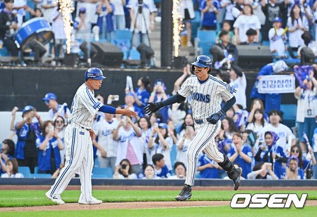 [OSEN=대구, 이석우 기자] 16일 대구삼성라이온즈파크에서 2026 신한 SOL KBO 리그 삼성 라이온즈와 KIA 타이거즈의 경기가 열렸다. 홈팀 삼성은 오러클린이, 방문팀 KIA는 이의리가 선발 출전했다. 삼성 라이온즈 구자욱이 1회말 2사 우월 솔로 홈런을 치고 하이파이브를 하고 있다. 2026.05.16 / foto0307@osen.co.kr