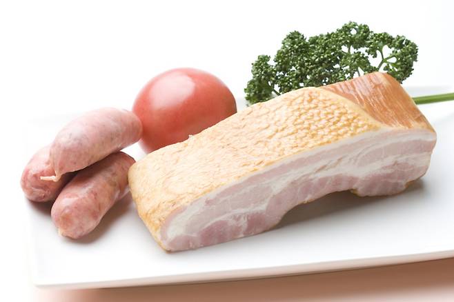 가공육과 정제 탄수화물 중심 식단이 이어지면 혈당과 체중 관리에 부담이 커질 수 있다. 식판의 비율을 바꾸는 일부터 암 예방 식습관은 시작된다. 게티이미지