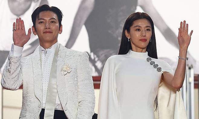 16일 ‘군체’ 주연배우 전지현(오른쪽)과 지창욱이 팬들의 호응에 손을 흔들어 보이고 있다. 칸=로이터연합뉴스